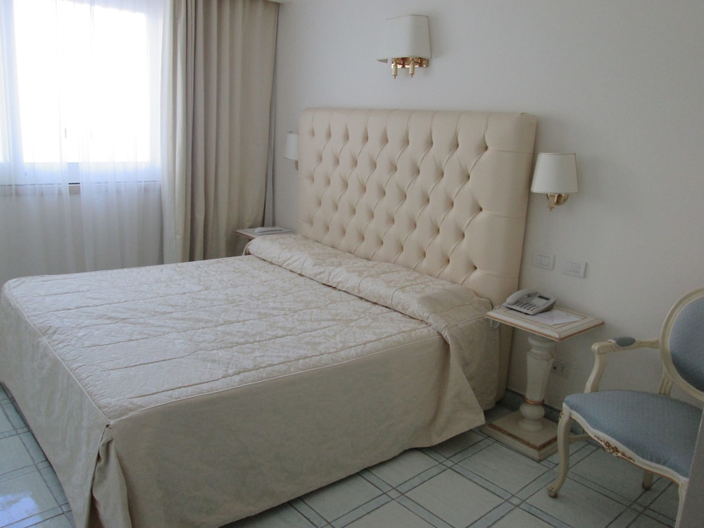 Economy Room, 1 Queen Bed, Sea View