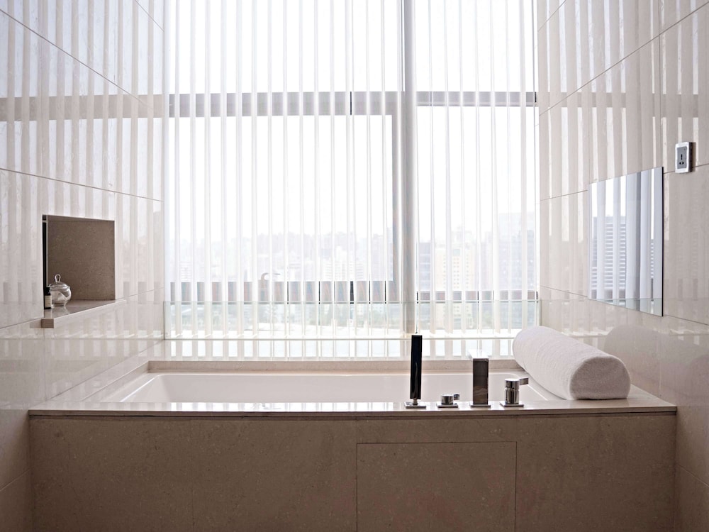 Suite, 1 King Bed (CEO) photo 2