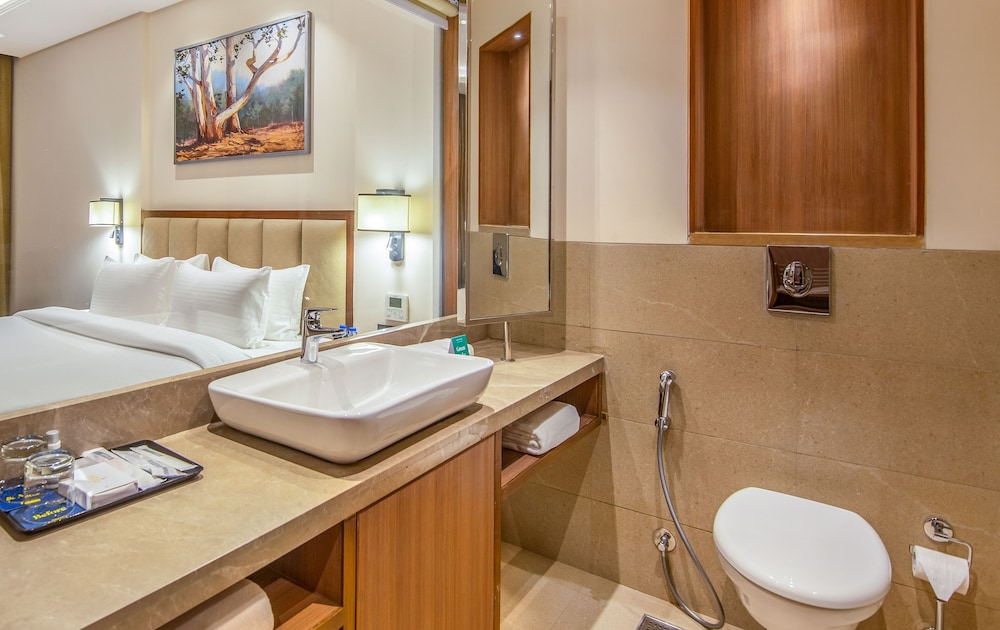 Premium Room, 1 King Bed - Photo 4