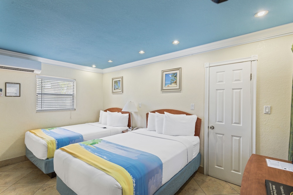 Deluxe Studio Suite (2 Double Beds and Sleeper sofa)