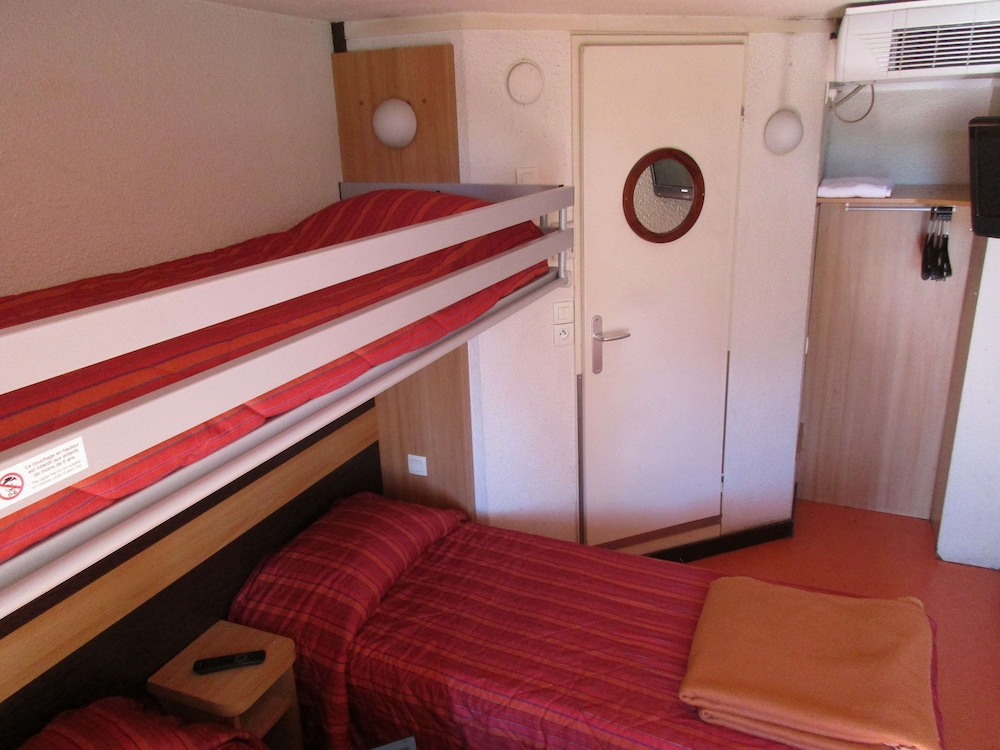 Standard Room, 3 Twin Beds - Photo 2