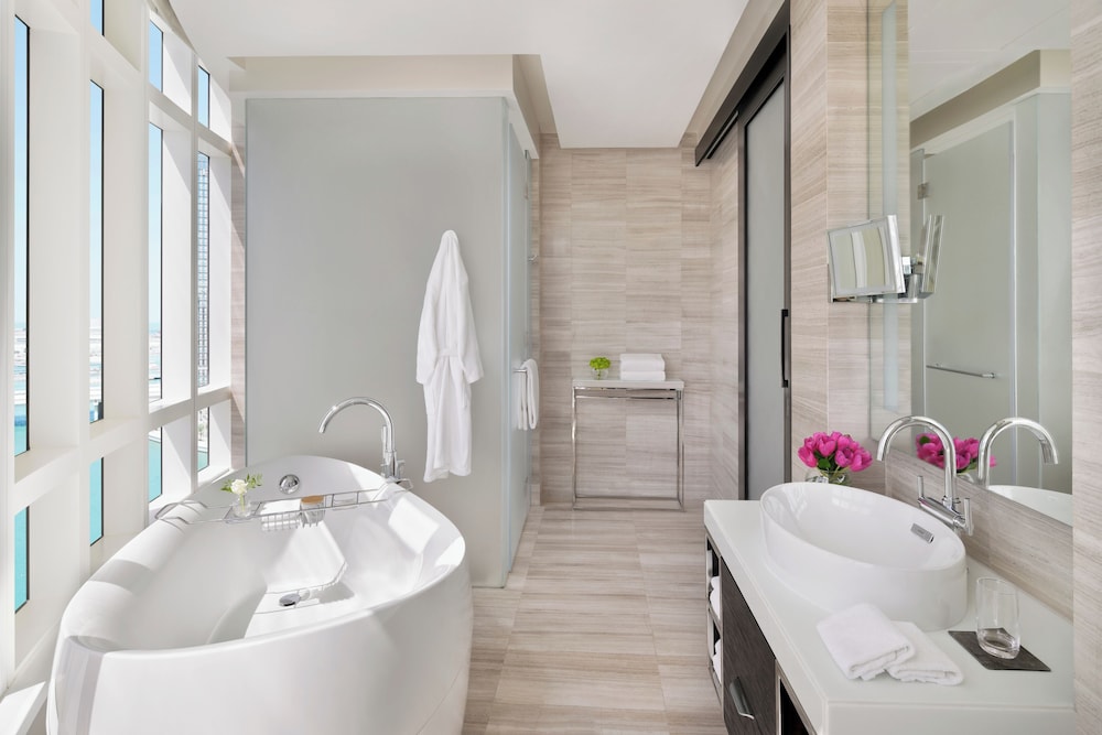 Deluxe Suite (Skyline View) — photo 2