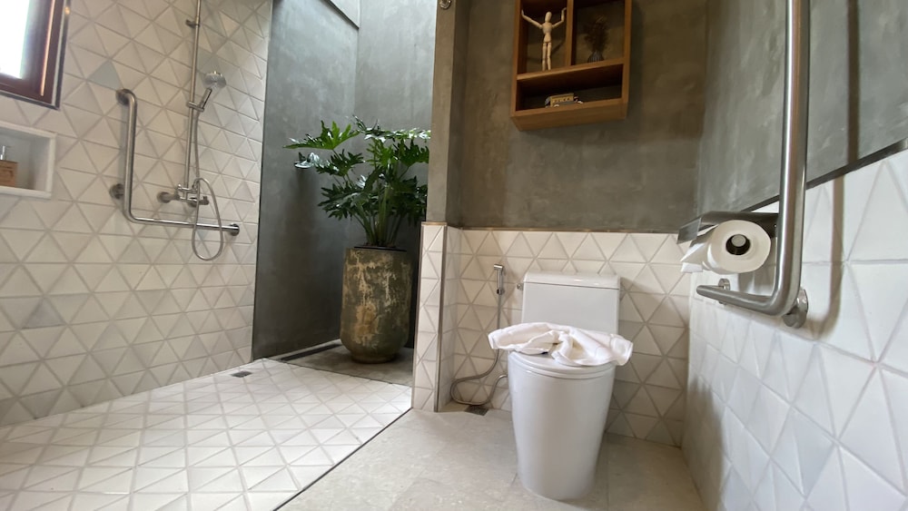 Accessible Luxury Suite with Bathtub on the Balcony - Photo 6