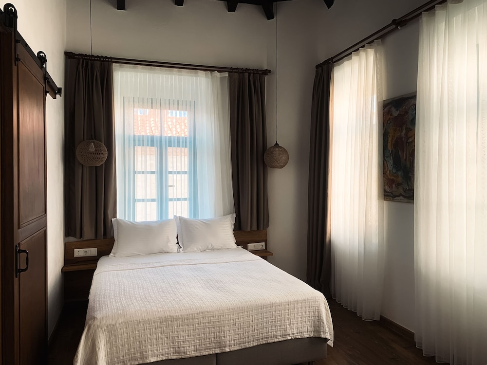 Exclusive Quadruple Room, City View photo 1
