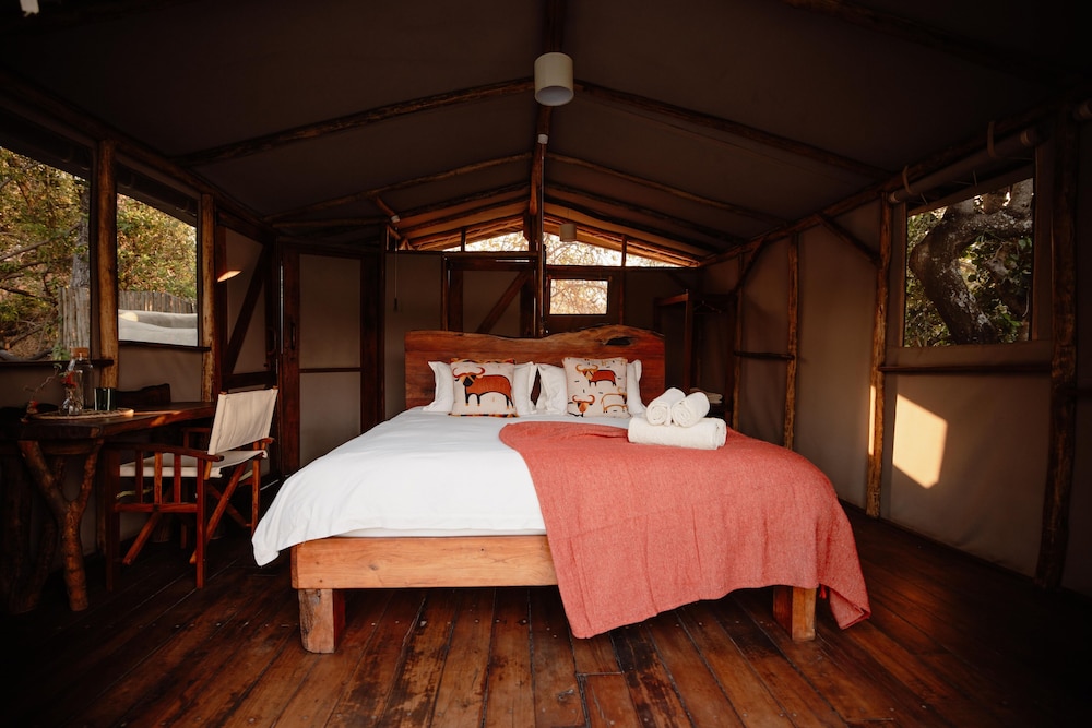 Deluxe Chalet, 1 Queen Bed, Lanai, River View photo 2