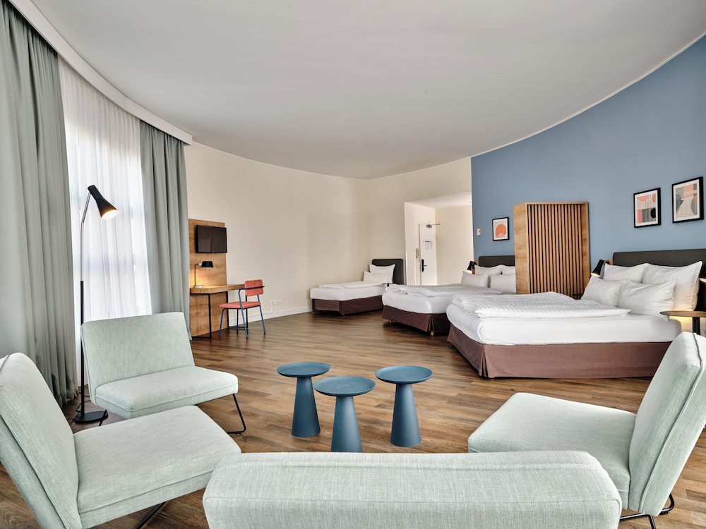 Family Room, 2 Queen Beds, Balcony (Premium) thumbnail 5