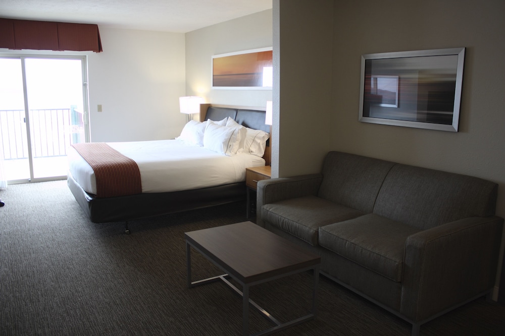 Standard Room, 1 King Bed, Balcony - Photo 1