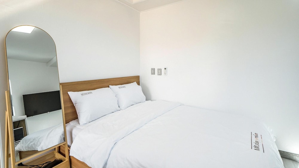 Basic Room, 1 Bedroom (301) - Photo 3