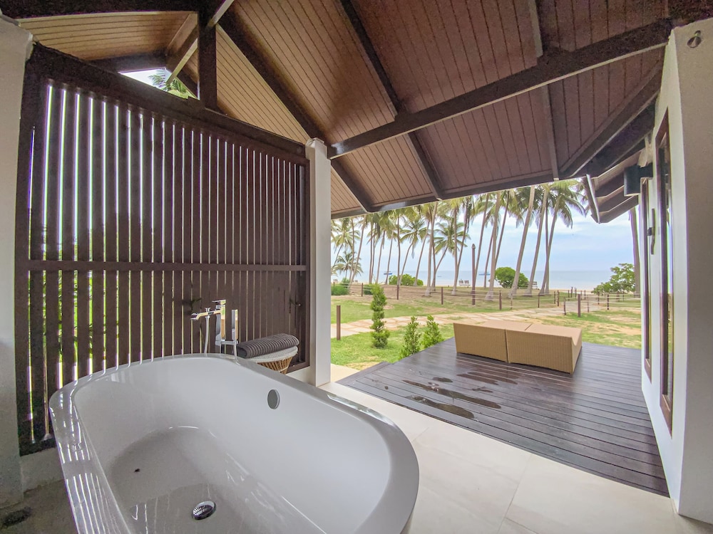 Beach Front Villa with Bathtub - Photo 3