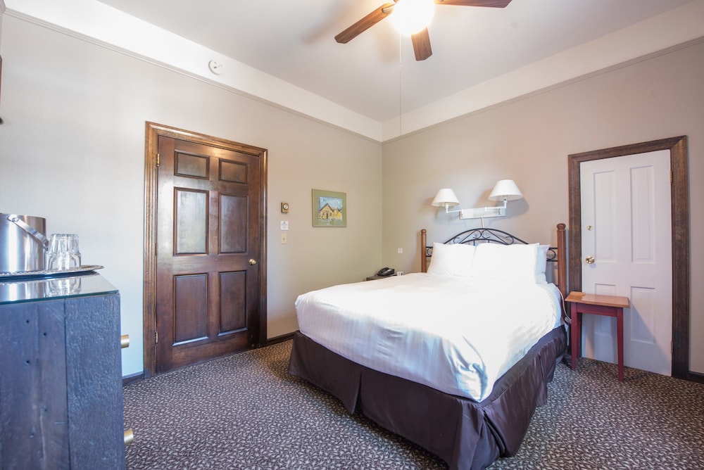 Standard Single Room, 1 Queen Bed, Mountain View photo 2