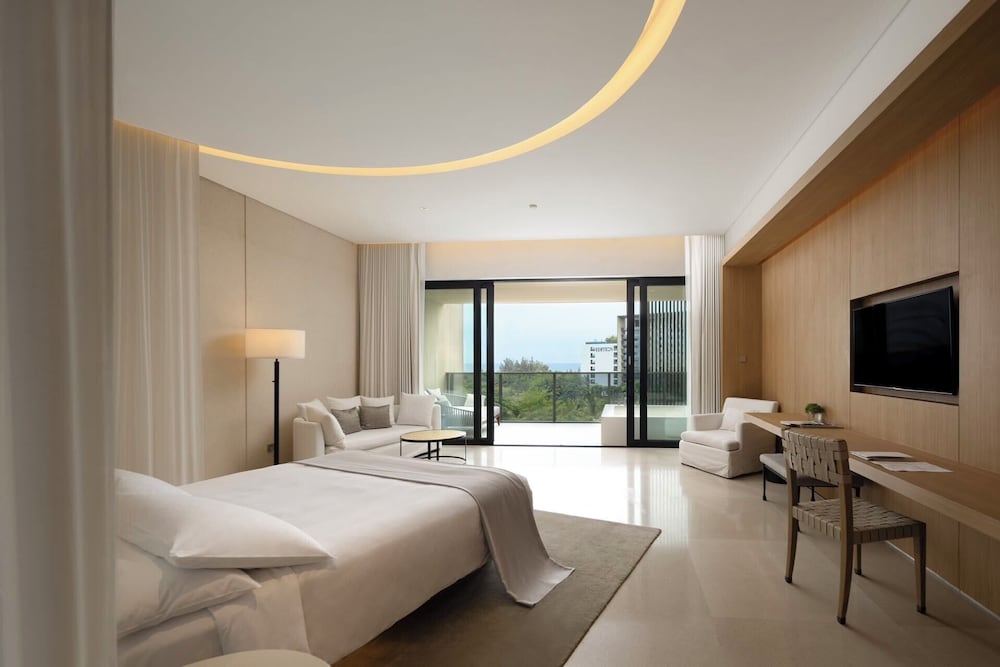 Design Studio, 1 King Bed, Garden View (Balcony)