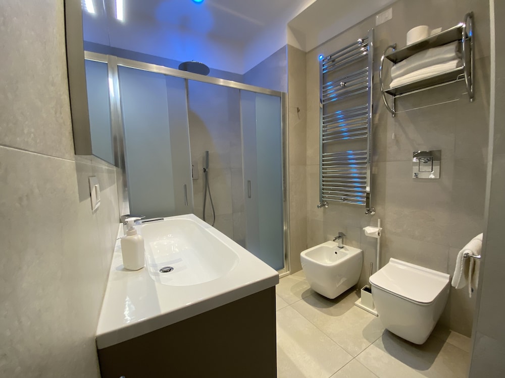 Deluxe Double or Twin Room - Photo 11