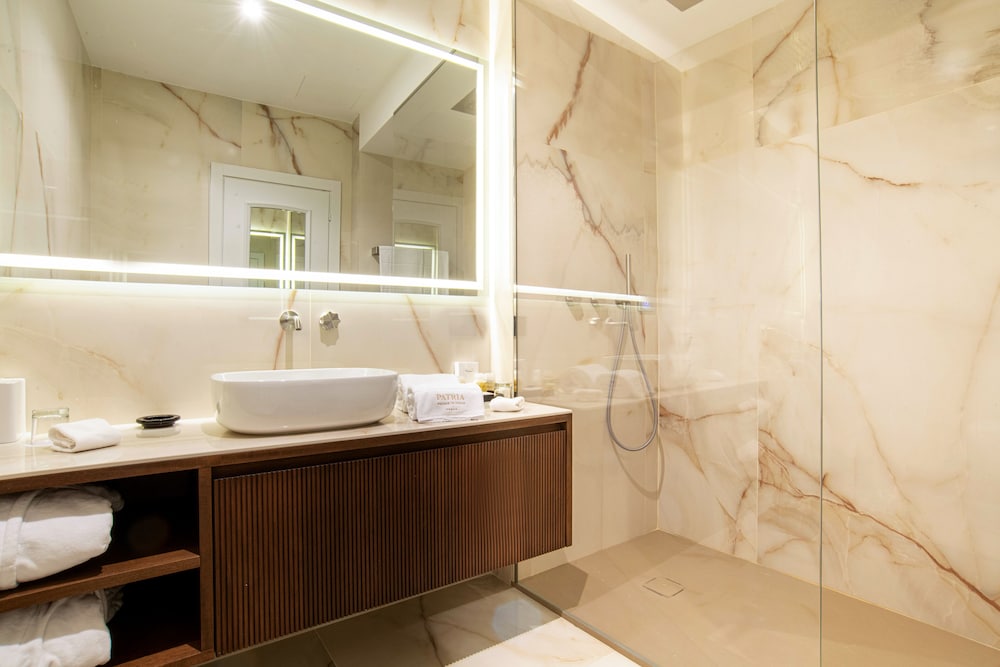 Deluxe Room - Photo 5