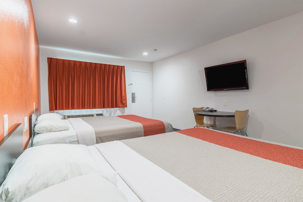 Deluxe Room, 2 Queen Beds, Non Smoking, Refrigerator & Microwave photo 1