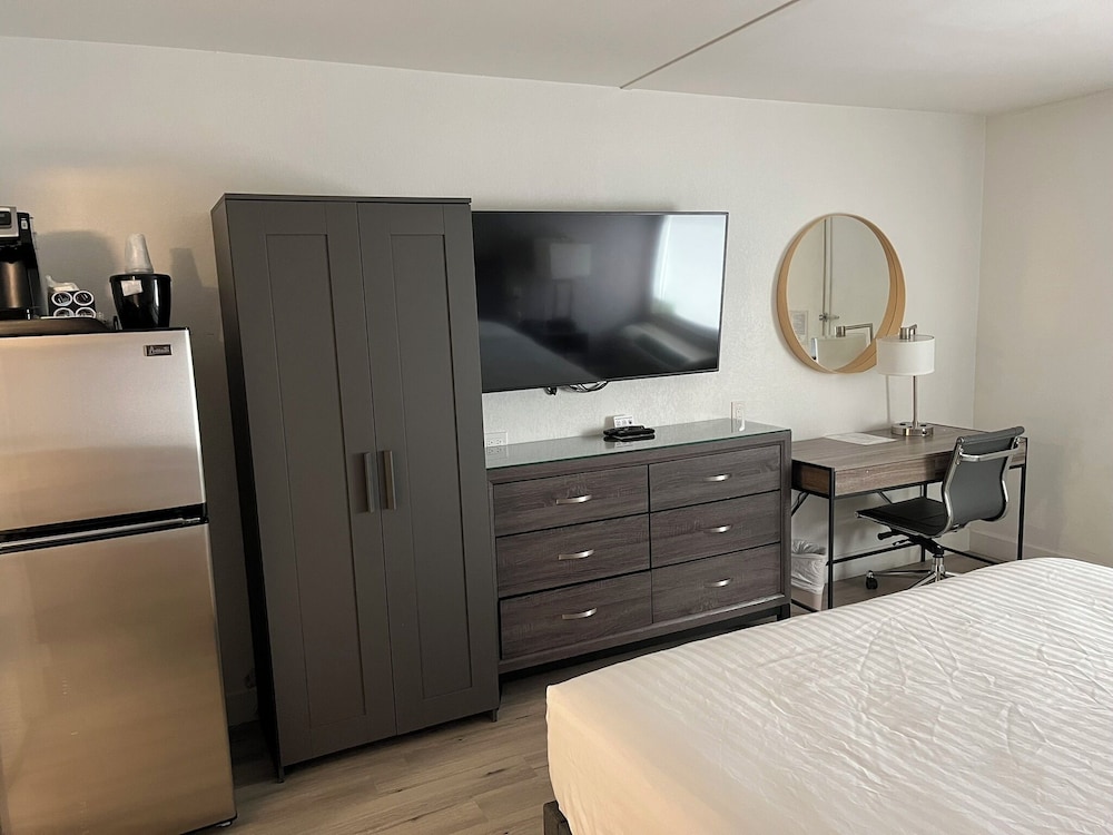 Standard Room, 1 King Bed, Mobility Accessible photo 3