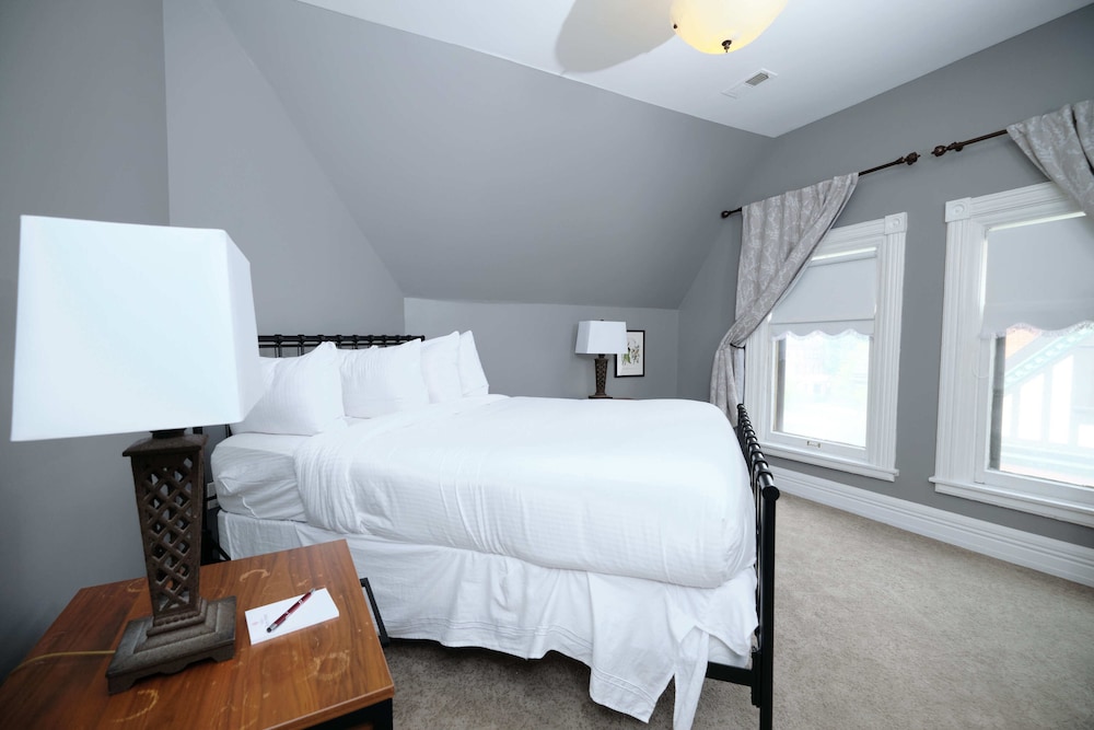 Queen Suite - Photo 11