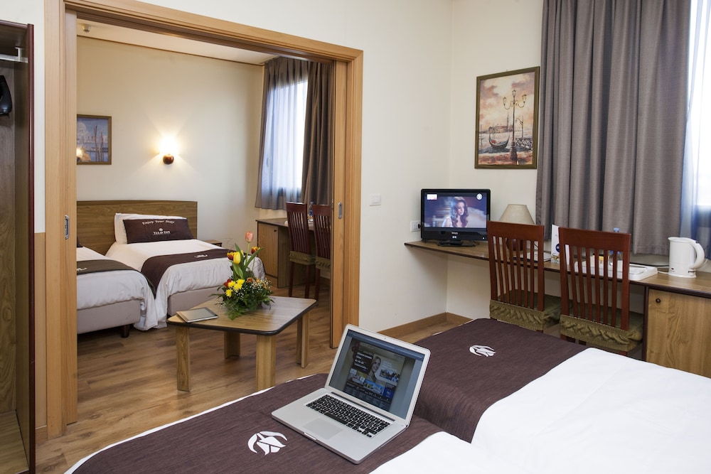 Standard Triple Room photo 2