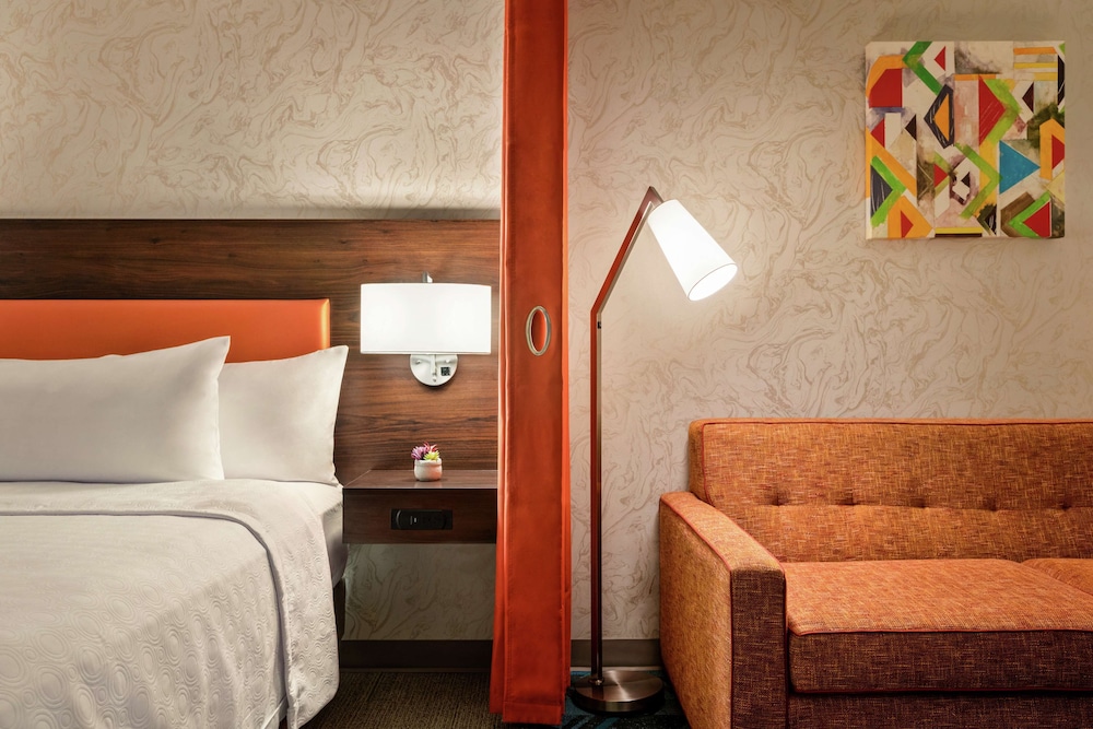 Suite, 1 King Bed, Accessible, Bathtub