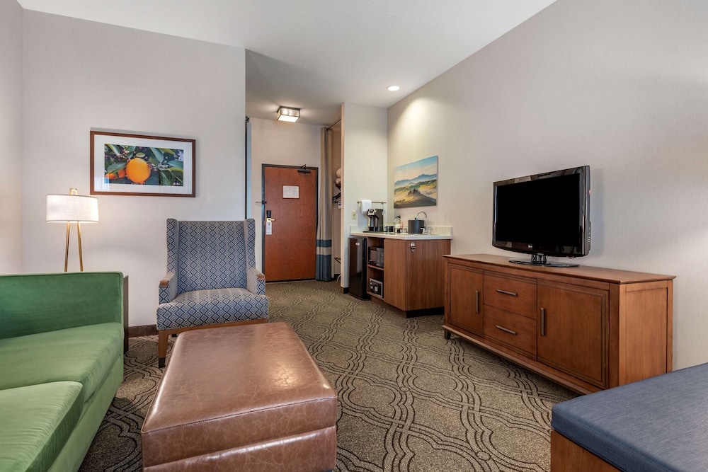 Suite, 2 Queen Beds, Non Smoking, Refrigerator & Microwave (Oversized Room) - Photo 3