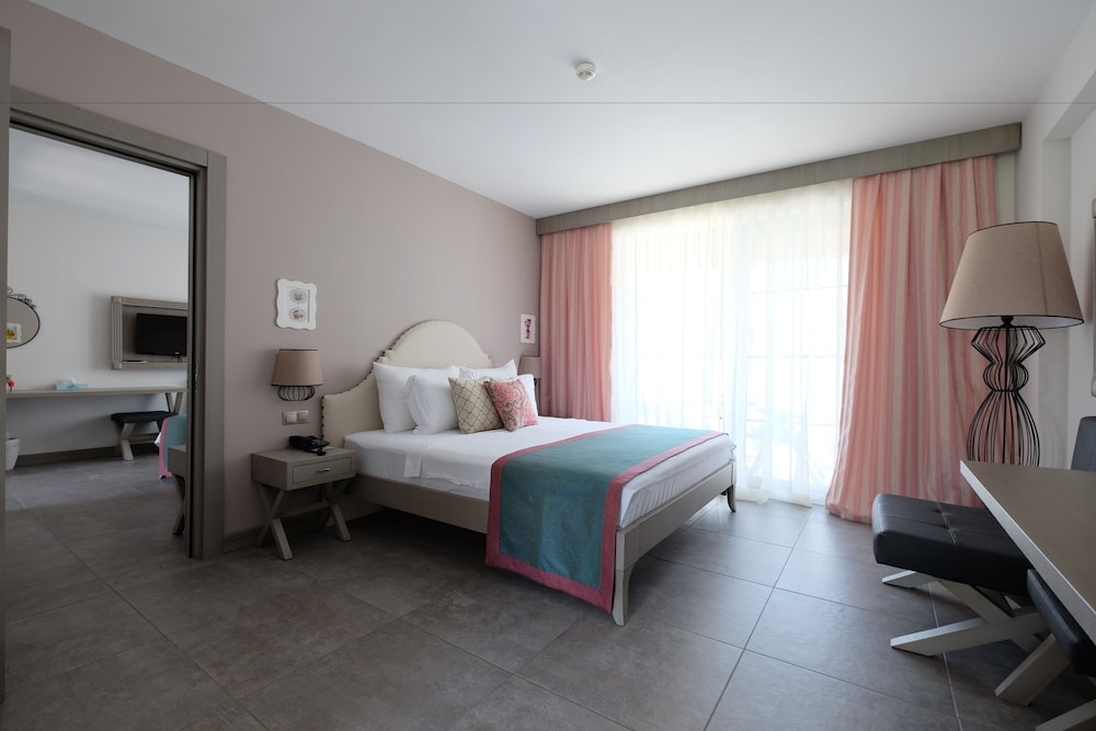 Family Room, 2 Bedrooms, 2 Bathrooms, Pool View photo 2