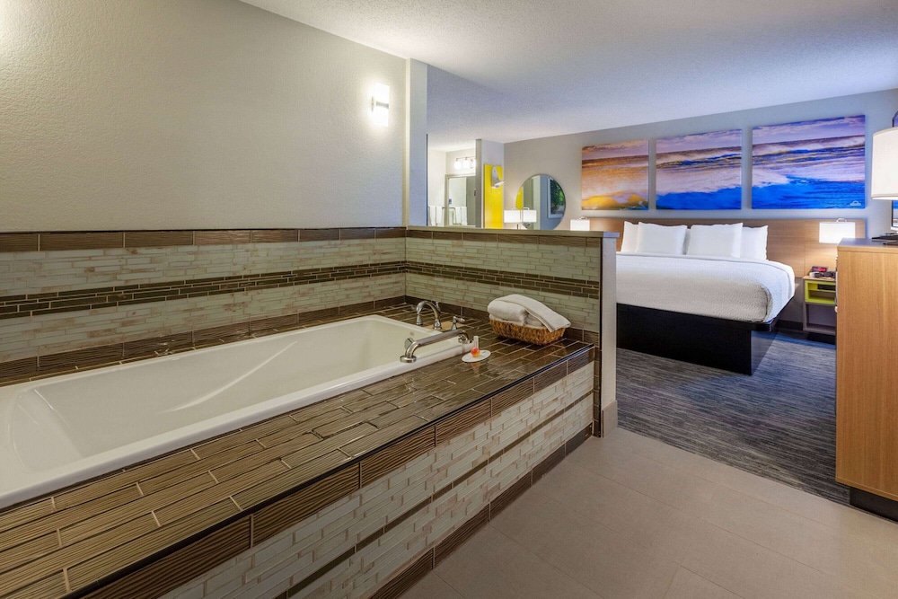 Suite, 1 King Bed, Non Smoking, Jetted Tub