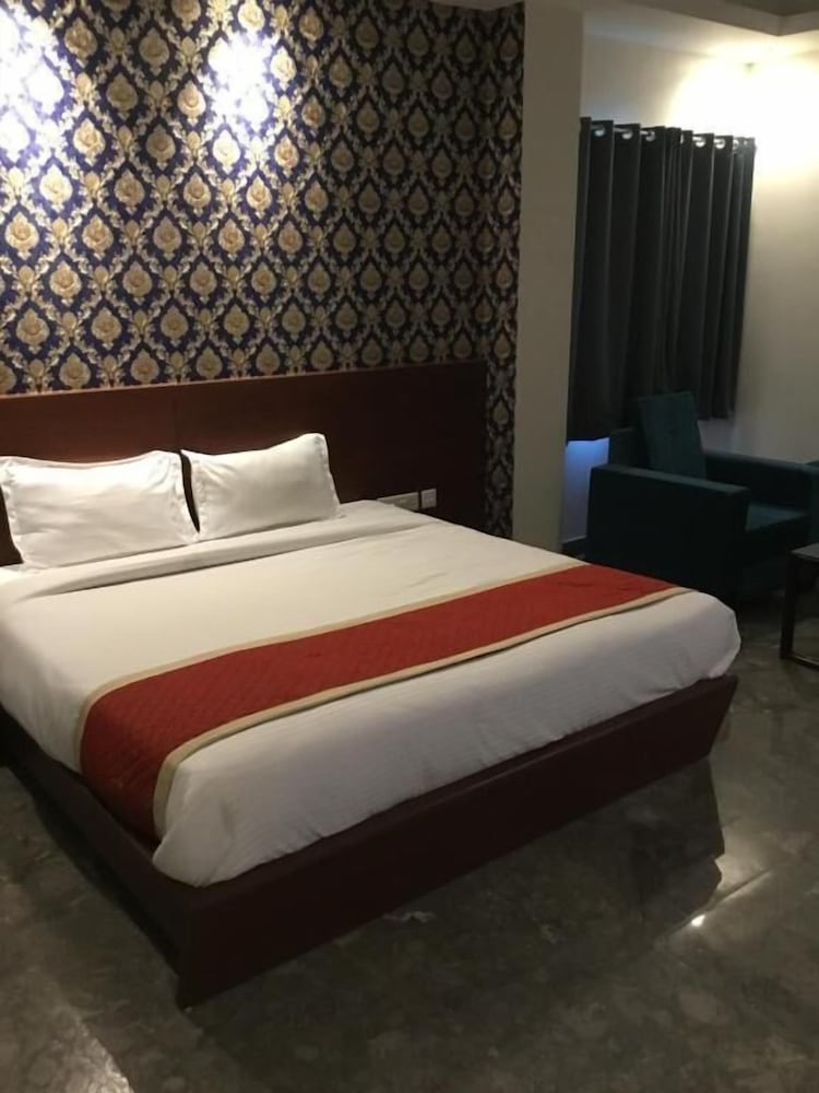 Deluxe Room - Photo 13