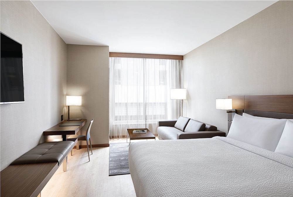 Room, 1 King Bed, Corner (Mobility/Hearing Access, Roll-In Shwr)