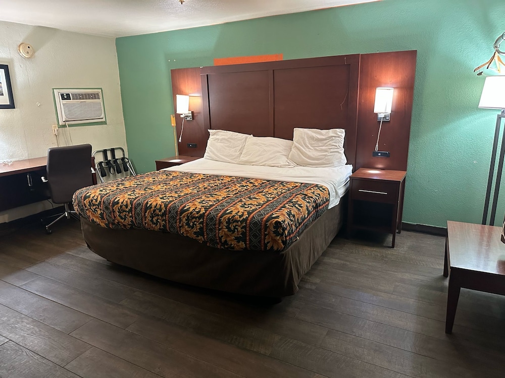 Room, 1 King Bed, Smoking - Photo 12