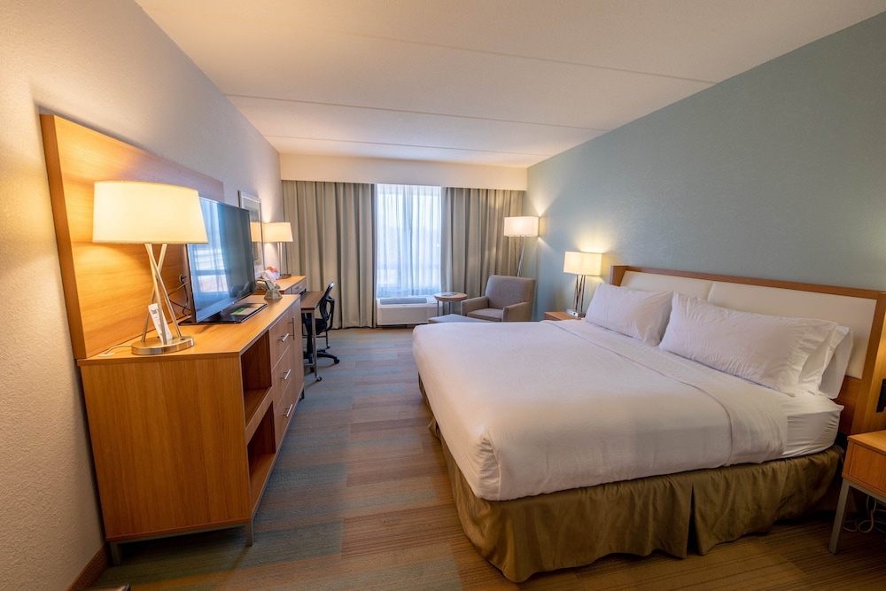 Standard Room, 1 King Bed (Walk-In Shower) - Photo 9