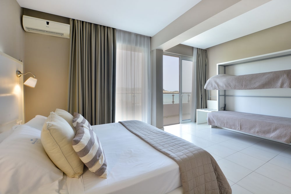 Standard Triple Room, Sea View photo 2