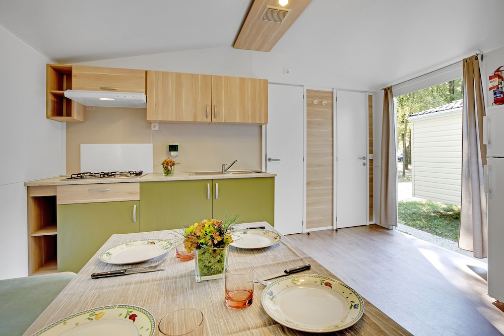 Deluxe Mobile Home, 3 Bedrooms, Kitchen photo 1