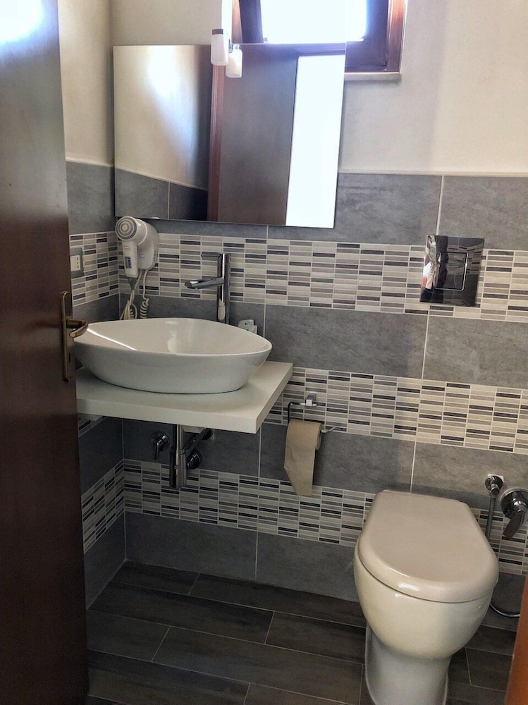 Economy Double Room - Photo 6