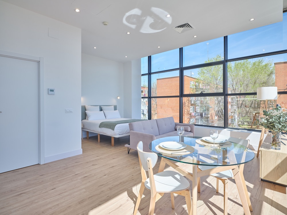 Business Suite - Photo 1