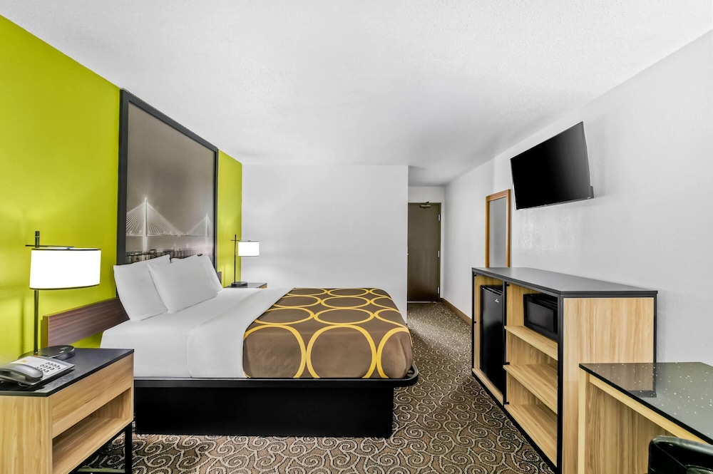 Room, 1 Queen Bed, Smoking - Photo 6