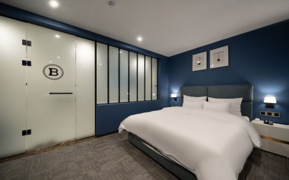 Room (Suite family bath - Starbucks coffee ) - Photo 15