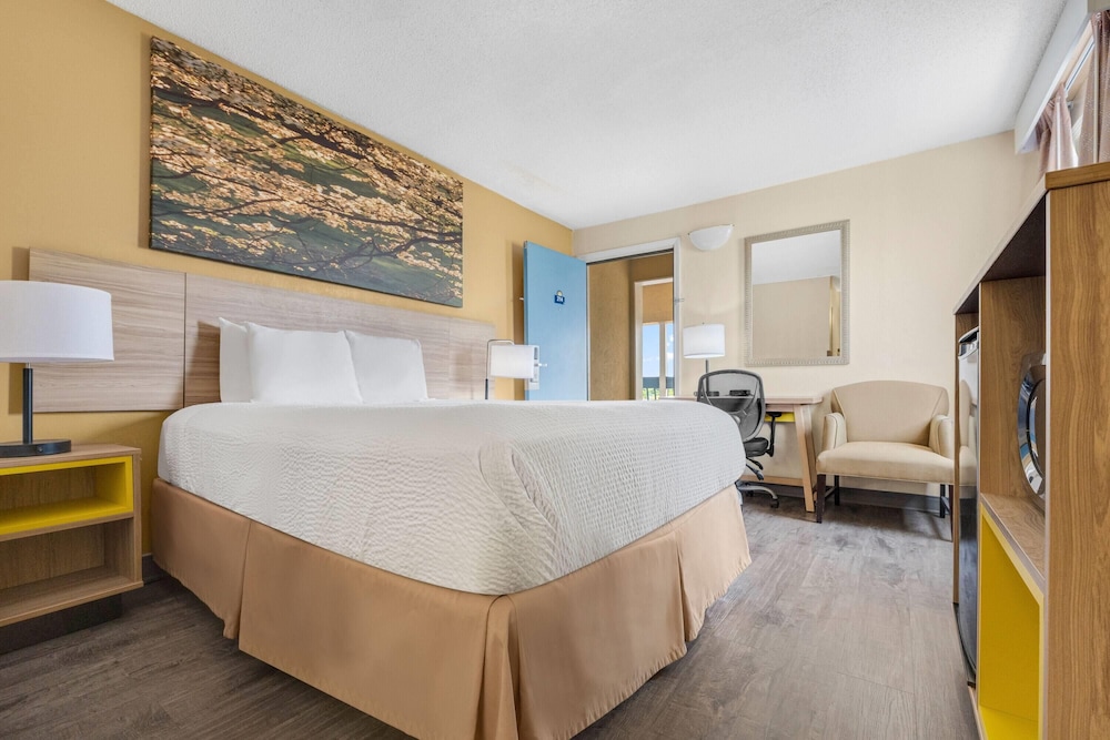 Standard Room, 1 Queen Bed - Photo 3