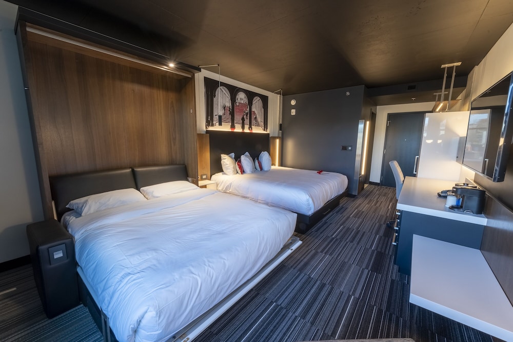 Grand Comfort Superior - 1 King bed & 1 Queen Murphy bed