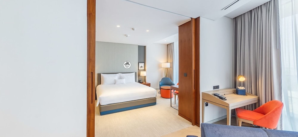 Junior Suite with Access to Three Pools & Complimentary Mall Shuttle thumbnail 6