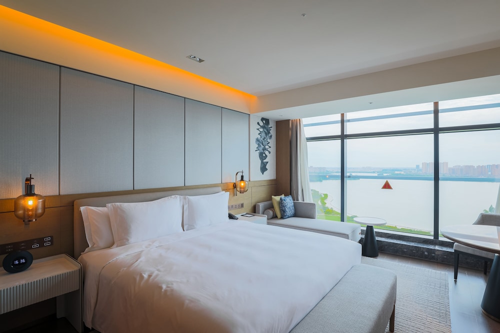 Deluxe Room, 2 Twin Beds, Lake View photo 3