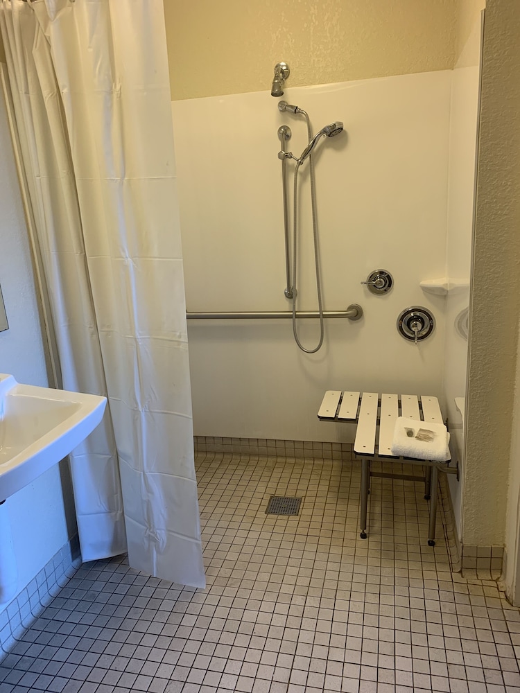 Deluxe Room, 1 King Bed, Accessible (Roll-In Shower, Smoke Free) - Photo 3