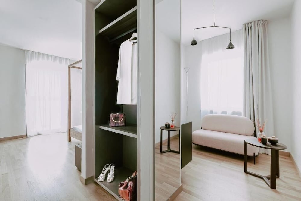 Deluxe Room, 1 Queen Bed, Balcony, Lake View