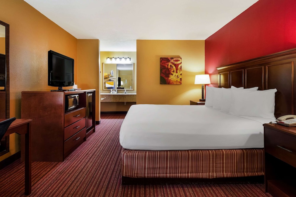 Standard Room, 1 King Bed, Non Smoking photo 2