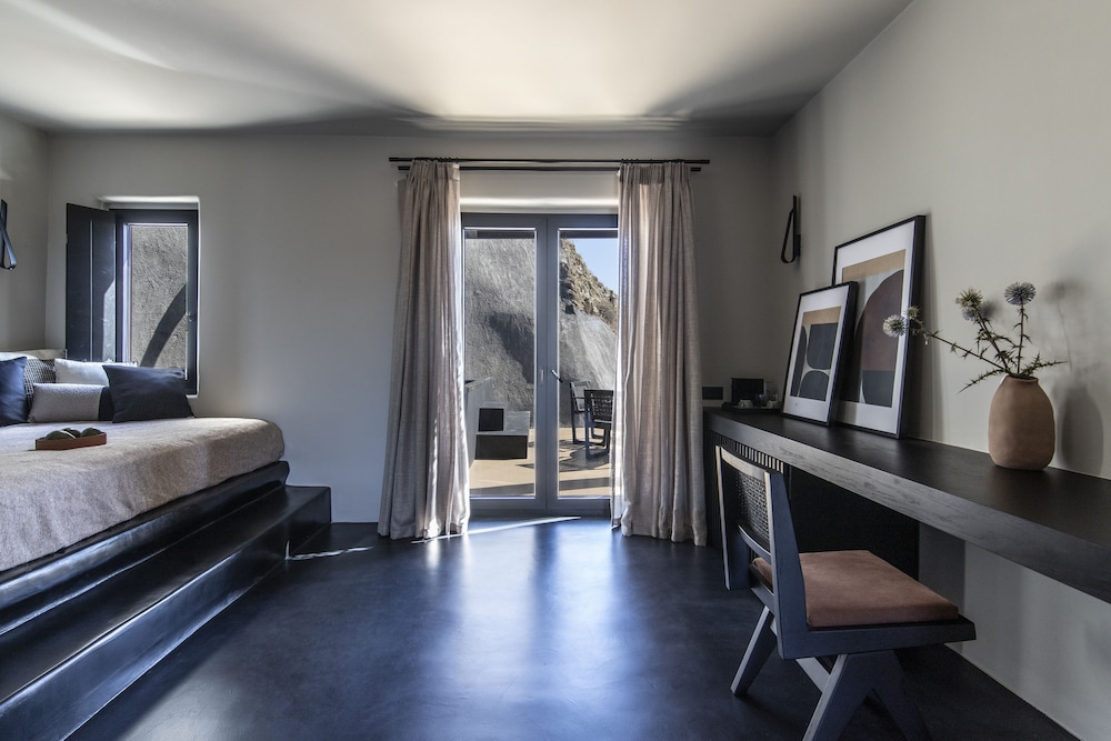 Secret Suite with Infinity Hot tub - Photo 5