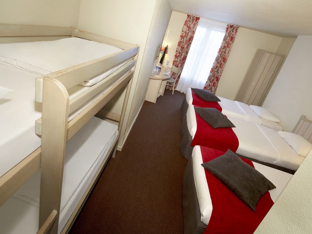 Standard Room, Multiple Beds photo 3