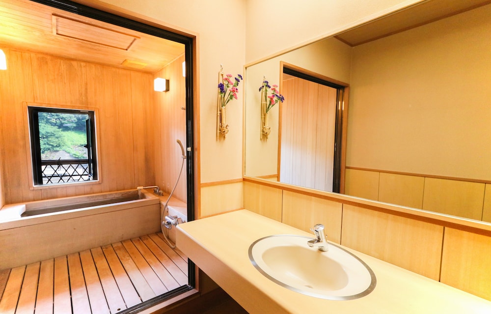 Japanese Style Room with Wooden Bath photo 2