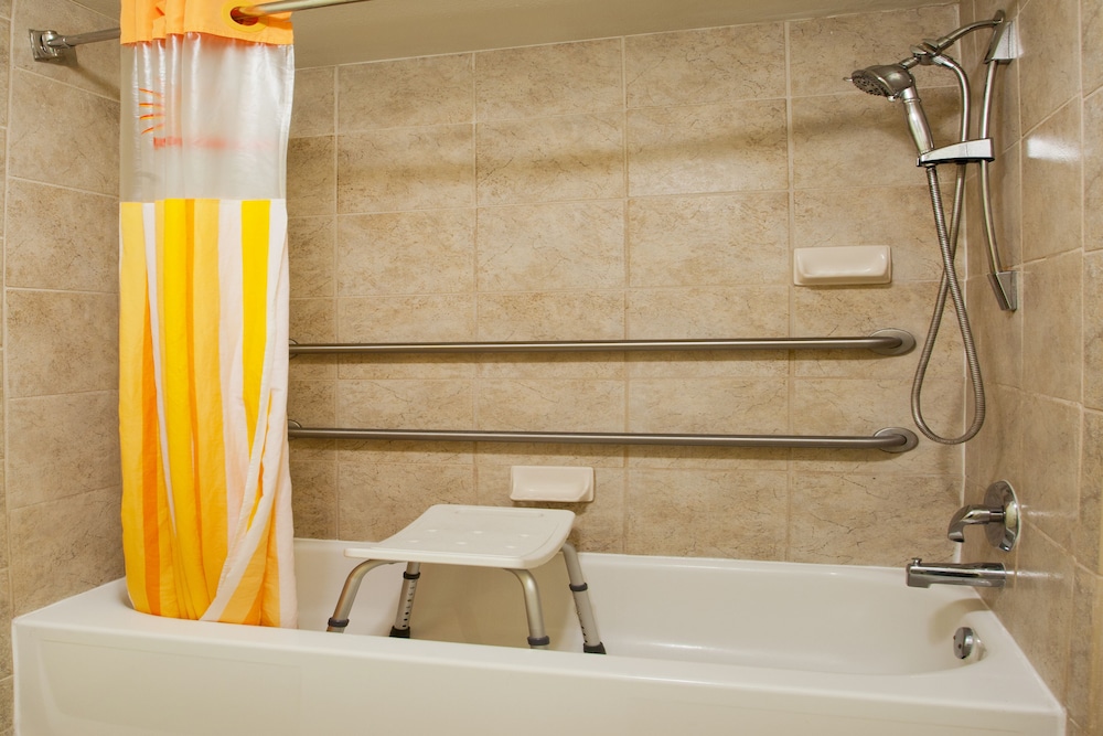 Room, 2 Queen Beds, Accessible, City View (Ground Floor) - Photo 4