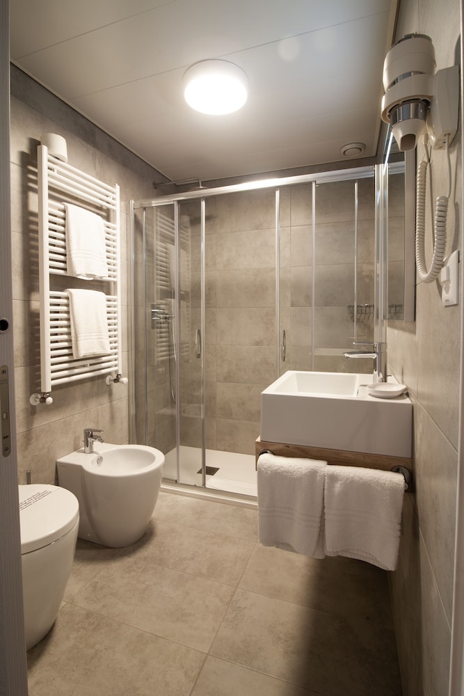 Executive Room - Photo 5