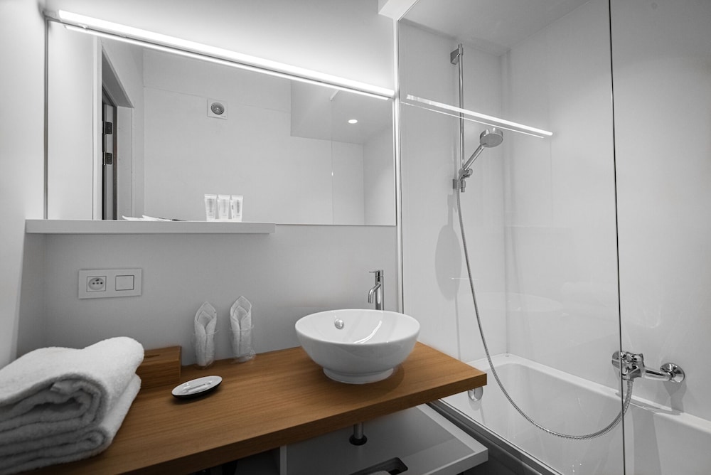 Standard Double or Twin Room - Photo 26