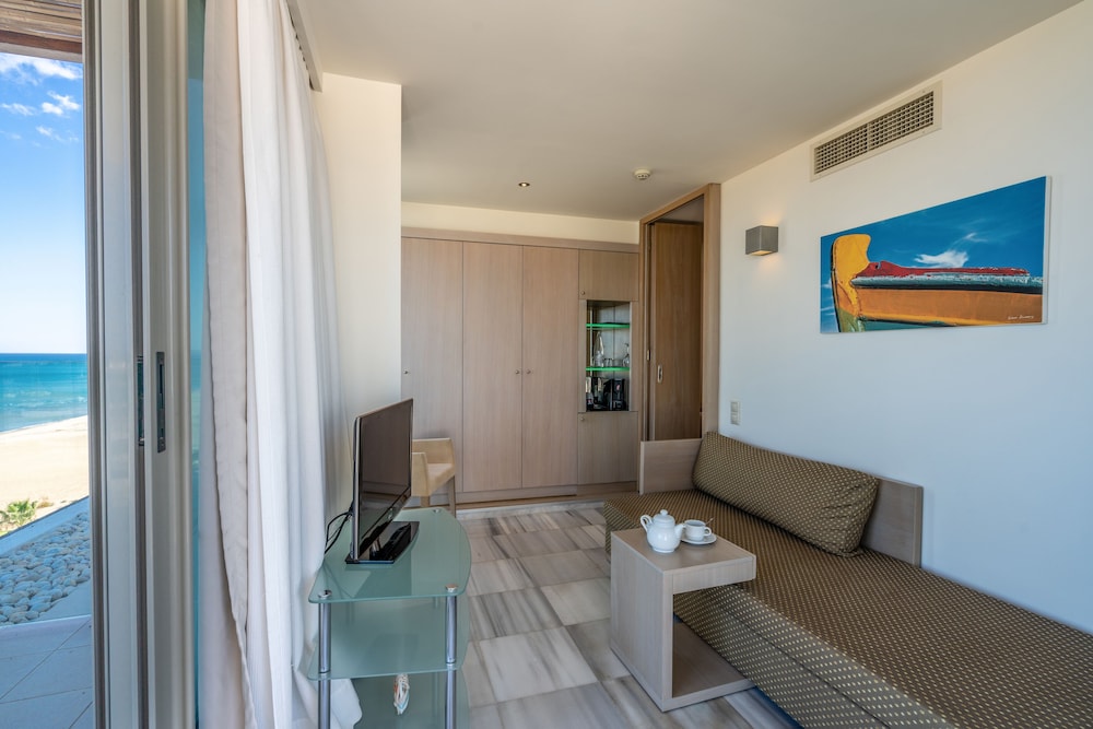 Deluxe Suite Sea View & Jacuzzi thumbnail 5