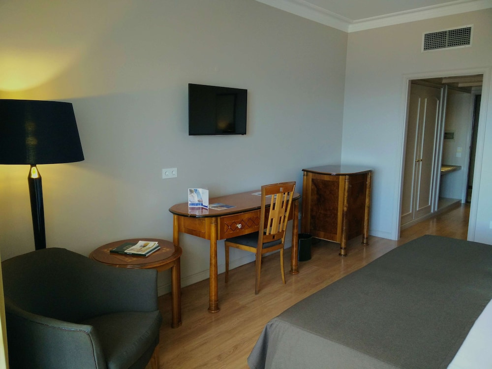 Superior Room, 1 Queen Bed, Balcony, Sea View - Photo 11